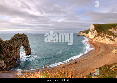 Durdle door tête chauves-souris et la plage Dorset UK Banque D'Images