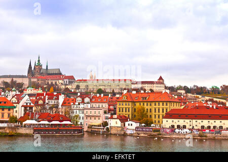 Une vue de la rivière du Château de Prague qui date du neuvième siècle et est le plus grand château ancien dans le monde. Banque D'Images