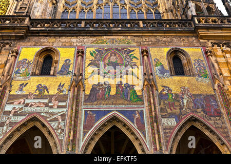 Le Jugement dernier mosaïque (14ème siècle), la façade sud de la Cathédrale St Vitus, Prague, République tchèque. Banque D'Images