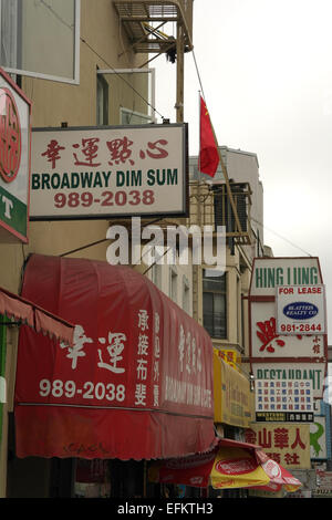 Ciel gris vue oblique 'Broadway' Dim Sum et caractères chinois, signes restaurant Broadway Street, Chinatown, San Francisco, États-Unis Banque D'Images