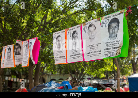 Oaxaca, Mexique - Enseignants campèrent dans le Zócalo de la ville d'Oaxaca ont enfilés des affiches pour protester contre le meurtre de 43 élèves. Banque D'Images