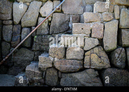 Mur du port à sec et escalier en pierre accédant à quai, îles Scilly, uk Banque D'Images