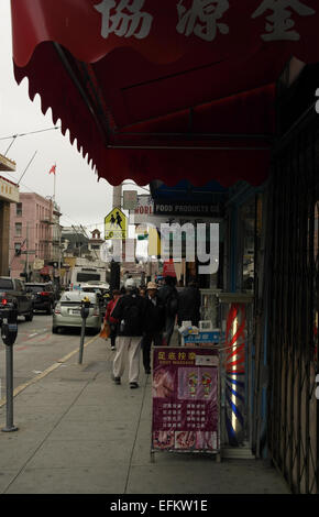 Ciel gris trottoir portrait de personnes, un auvent rouge & un massage spa, massage des pieds signe, Stockton Street, Chinatown, San Francisco Banque D'Images