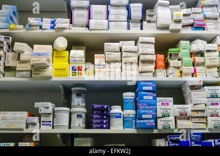 Beaucoup de médicaments sur des étagères dans une pharmacie Banque D'Images