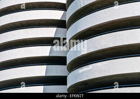 En dehors des rampes en spirale circulaire d'un parking à étages à Amsterdam. Banque D'Images