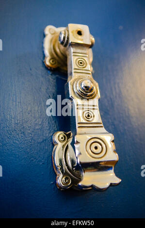 Heurtoir en laiton ouvragé sur la porte d'une chambre d'artisanat dans un Masonic Hall. Banque D'Images