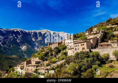 Village de Brantes accrochre par le géant de Provence le Mont ventoux Vaucluse France 84 Banque D'Images