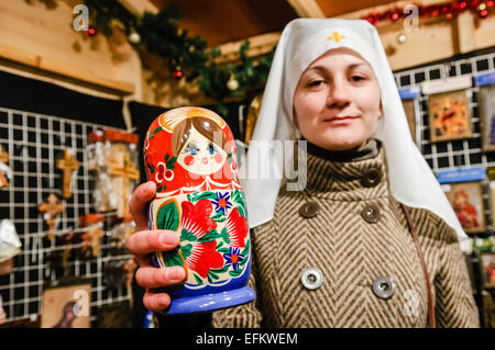 Une nonne roumaine est titulaire d'une poupée russe à un décrochage du marché continental. Banque D'Images