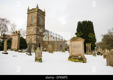 Cimetière de l'église couvert de neige. Banque D'Images