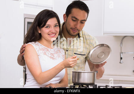 Beau couple heureux ensemble de cuisine Banque D'Images