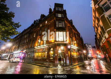 Duc d'Argyll Pub à Soho, Dusk , Jour de pluie, Ville de London, Royaume-Uni Banque D'Images