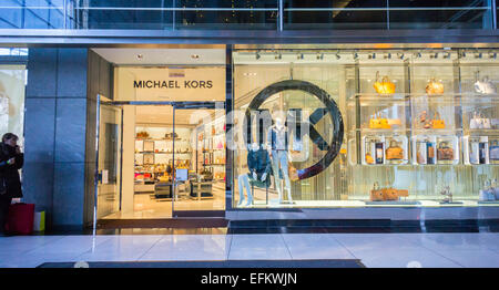 Un magasin Michael Kors dans le Time Warner Center à New York le jeudi 5 février 2015. Michael Kors Holdings ont déclaré des ventes du quatrième trimestre avec la détérioration des attentes en absence de croissance élevés. (© Richard B. Levine) Banque D'Images