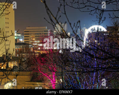 Nottingham, Royaume-Uni. 6 Février, 2015. La photo montre le centre-ville vu du château de Nottingham y compris les arbres et éclairé au cours de la roue de la Nottingham Nottingham Festival lumière nuit 2015 Slater Tim/Alamy Live News Banque D'Images