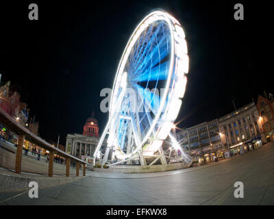 Nottingham, Royaume-Uni. 6 Février, 2015. La photo montre la place du marché dans le centre-ville, notamment la roue de Nottingham et le Conseil éclairé du dôme de la Chambre pendant le festival Lumière nuit Nottingham 2015 Slater Tim/Alamy Live News Banque D'Images