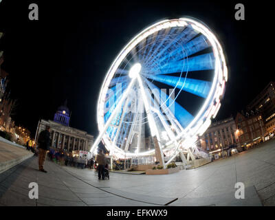 Nottingham, Royaume-Uni. 6 Février, 2015. La photo montre la place du marché dans le centre-ville, notamment la roue de Nottingham et le Conseil éclairé du dôme de la Chambre pendant le festival Lumière nuit Nottingham 2015 Slater Tim/Alamy Live News Banque D'Images