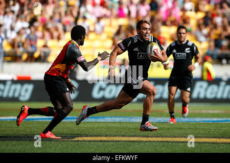 Wellington, Nouvelle-Zélande. Le 06 février, 2015. New Zealand's Joe Webber fait une pause. Le premier jour de l'ensemble HSBC Sevens, le stade Westpac, Wellington, Nouvelle-Zélande. Samedi 06 février 2015. Credit : Action Plus Sport/Alamy Live News Banque D'Images