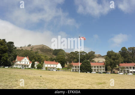 Le Sunny View, l'ensemble d'armes avec le drapeau américain battant, à la caserne de l'armée et des résidences, Fort Baker, San Francisco, États-Unis Banque D'Images