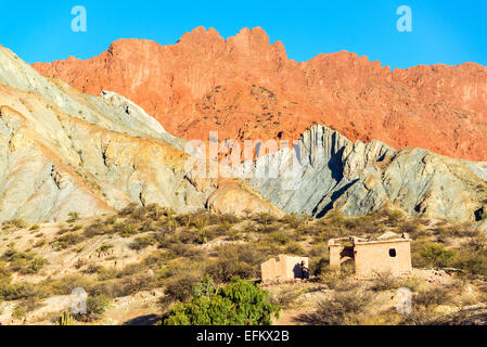 Un bâtiment en ruine à la base des collines colorées spectaculaires dans la petite ville de Tupiza, Bolivie Quiriza près de Banque D'Images