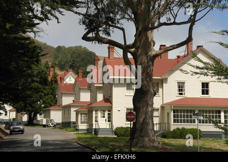 Ciel bleu ensoleillé voir les officiers de l'Armée US historique quarts, McReynolds Road de Bunker Road, Fort Baker, San Francisco, États-Unis Banque D'Images