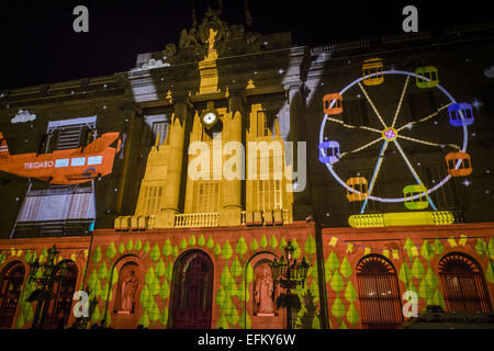 Barcelone, Catalogne, Espagne. Feb 6, 2015. Vidéo par cinq associations d'étudiants en art de l'Elisava sont projetées sur la façade de la mairie de Barcelone comme la fête de la lumière et de la St Eulalia festivités de début 2015 : Crédit Matthias Rickenbach/ZUMA/ZUMAPRESS.com/Alamy fil Live News Banque D'Images