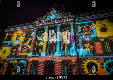 Barcelone, Catalogne, Espagne. Feb 6, 2015. Vidéo par cinq associations d'étudiants en art de l'Elisava sont projetées sur la façade de la mairie de Barcelone comme la fête de la lumière et de la St Eulalia festivités de début 2015 : Crédit Matthias Rickenbach/ZUMA/ZUMAPRESS.com/Alamy fil Live News Banque D'Images