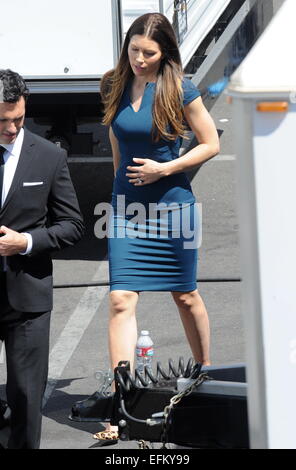 L'actrice Zooey Deschanel et sa nouvelle star Jessica Biel repéré sur le tournage de "New Girl" le tournage dans le centre-ville de Los Angeles. Nouvel acteur Jessica a été vu portant une robe bleue tandis que Zooey sports une fleur rose robe rose avec des chaussures. Zooey a également été r Banque D'Images