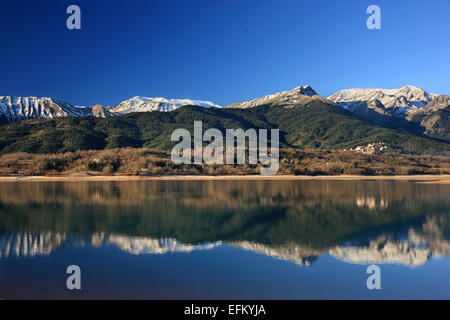 Vue partielle sur le lac Plastiras. En arrière-plan montagnes Agrafa. Karditsa, Thessalie, Grèce. Banque D'Images