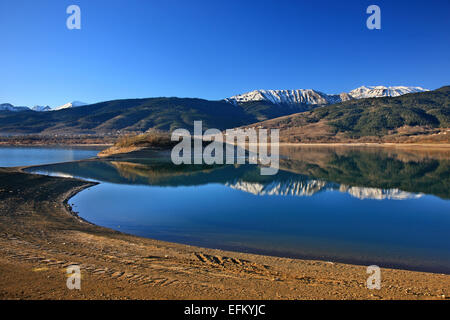 Vue partielle sur le lac Plastiras. En arrière-plan montagnes Agrafa. Karditsa, Thessalie, Grèce. Banque D'Images