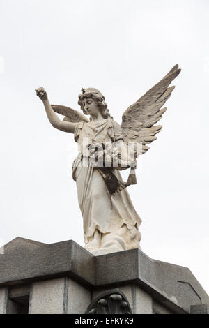 Statue en marbre blanc d'un ange aux ailes déployées sur un tombeau dans le célèbre cimetière de Recoleta, le quartier de Recoleta, Buenos Aires, Argentine Banque D'Images