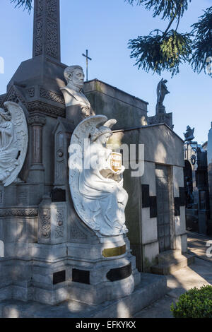 Statue ange en marbre blanc sur une tombe au cimetière de Recoleta, Buenos Aires, Argentine tenant un bouclier inscrit "Père Fahy' Banque D'Images