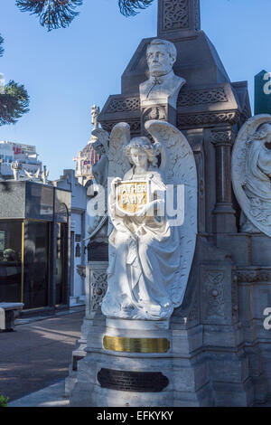 Statue ange en marbre blanc sur une tombe au cimetière de Recoleta, Buenos Aires, Argentine tenant un bouclier inscrit "Père Fahy' Banque D'Images