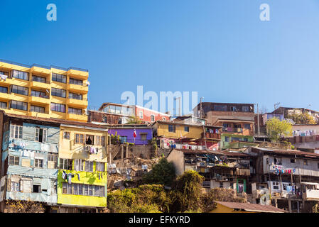 Maisons sur une colline donnant sur Valparaiso, Chili Banque D'Images