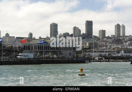 Sunny vue front de mer, d'un ferry de la baie vers Pier 39, lions de mer et gratte-ciel rising Russian Hill, San Francisco, États-Unis Banque D'Images