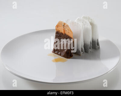 Close-up of tea bag isolated on white plate Banque D'Images