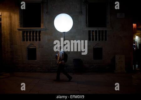 Barcelone, Espagne. Feb 6, 2015. Un homme marche portant un ballon à travers les rues du quartier gothique de Barcelone. En raison de la fête de Santa Eulalia, plusieurs lieux historiques tout au long de la ville de Barcelone organisent des spectacles. © Jordi Boixareu/ZUMA/Alamy Fil Live News Banque D'Images