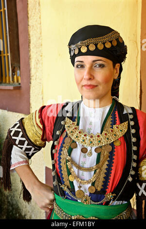 Fier 'Karagouna" (au pluriel "Karagounes") de la ville de Palamas, vêtu de costumes traditionnels. Karditsa, Thessalie, Grèce. Banque D'Images