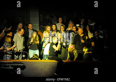 Wolverhampton, Royaume-Uni. 6 Février, 2015. Le Kaiser Chiefs live au Salle municipale de Wolverhampton, Ricky Wilson effectue et est en feu. Credit : Malcolm Brice/Alamy Live News Banque D'Images