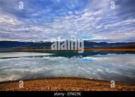 Vue partielle sur le lac Plastiras. En arrière-plan montagnes Agrafa. Karditsa, Thessalie, Grèce. Banque D'Images