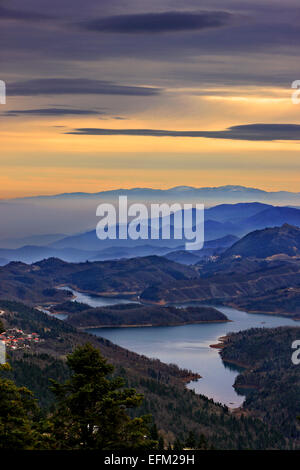 Vue partielle sur le lac Plastiras de monastère Panagia Pelekiti, montagnes Agrafa. Karditsa, Thessalie, Grèce. Banque D'Images