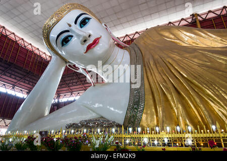 Bouddha géant inclinable à la Pagode de Chauk Hhat Gyi à Yangon, au Myanmar. Le Bouddha mesure 65 mètres de long. Banque D'Images