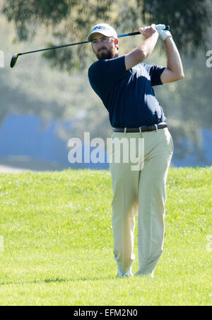 Torery Pines, California, USA. Feb 6, 2015. Michael Thompson joue son second coup au 12e trou du parcours sud au cours du deuxième tour de l'assurance des agriculteurs ouvrent à Torrey Pines Golf Course le 6 février 2015 à San Diego, Californie. De : Doug Gifford/ZUMA/Alamy Fil Live News Banque D'Images