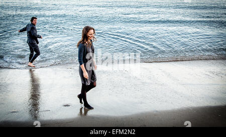 Un document non daté photo les acteurs Christian Bale et Natalie Portman dans une photo tirée du film "Knight of Cups' par le réalisateur Terrence Malick. Le film sera présenté en compétition officielle du 65e Festival du Film de Berlin "Berlinale", qui se déroule du 05 au 15 février 2015. PHOTO : MELINDA SUE GORDON/Photos/CORNOUILLER BERLINALE/DPA - CRÉDIT OBLIGATOIRE/PAS DE VENTES/UTILISEZ UNIQUEMENT JUSQU'AU 15 MARS 2015 DOCUMENT D'USAGE ÉDITORIAL SEULEMENT - Banque D'Images