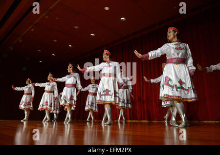 Washington, DC, DC, Etats-Unis. Feb 6, 2015. La danse des femmes lors d'une réception accueil le Nouvel An lunaire chinois à venir à l'ambassade de Chine aux États-Unis, à Washington, DC, le 6 février 2015. © Yin Bogu/Xinhua/Alamy Live News Banque D'Images
