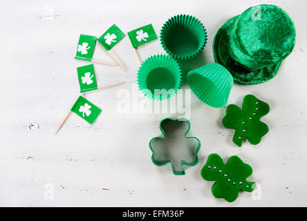 Happy St Patricks Day concept cuisson casseroles cupcake vert avec shamrock et emporte-pièce sur le bois blanc style vintage Banque D'Images