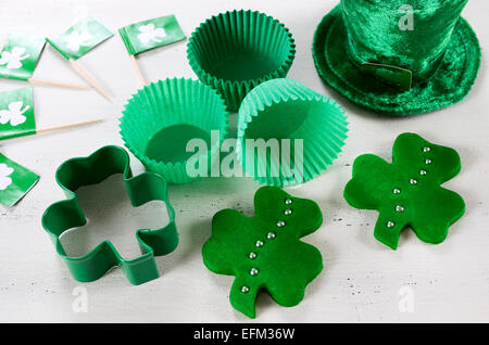 Happy St Patricks Day concept cuisson casseroles cupcake vert avec shamrock et emporte-pièce sur le bois blanc style vintage Banque D'Images