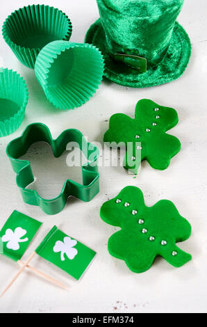 Happy St Patricks Day concept cuisson casseroles cupcake vert avec shamrock et emporte-pièce sur le bois blanc style vintage Banque D'Images