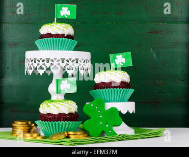 Happy St Patricks Day cupcakes avec green theme décorations sur fond de bois vert style vintage. Banque D'Images