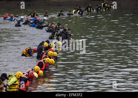 Taipei. 7 Février, 2015. Les sauveteurs recherche de passagers manquant dans la rivière de Keelung à Taipei. Les sauveteurs ont continué à chercher les passagers manquant à l'appel de l'TransAsia Airlines crash d'avion samedi. Credit : Jin Liwang/Xinhua/Alamy Live News Banque D'Images