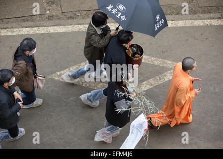 Taipei. 7 Février, 2015. La famille quitte le site de sauvetage après avoir tenu une cérémonie commémorative pour les victimes d'un écrasement d'avion à Taipei. Les sauveteurs le samedi matin à récupérer 3 plus d'organes, tout en relevant le nombre de décès attribuables à l'TransAsia Airways crash d'avion à 38. Cinq passagers sont toujours portés disparus. Credit : Jin Liwang/Xinhua/Alamy Live News Banque D'Images