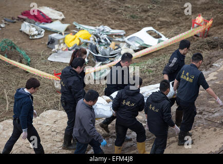 Taipei. 7 Février, 2015. Transfert des sauveteurs du corps d'une victime d'un écrasement d'avion sur la banque du fleuve de Keelung à Taipei. Les sauveteurs le samedi matin à récupérer 3 plus d'organes, tout en relevant le nombre de décès attribuables à l'TransAsia Airways crash d'avion à 38. Cinq passagers sont toujours portés disparus. Credit : Jin Liwang/Xinhua/Alamy Live News Banque D'Images